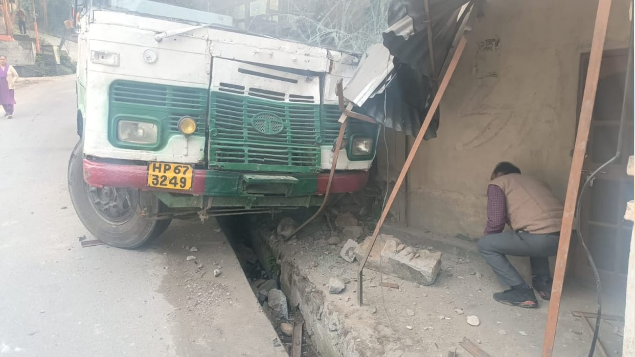 Brakes of HRTC bus failed on Sujanpur-Tehra road, collided with a house