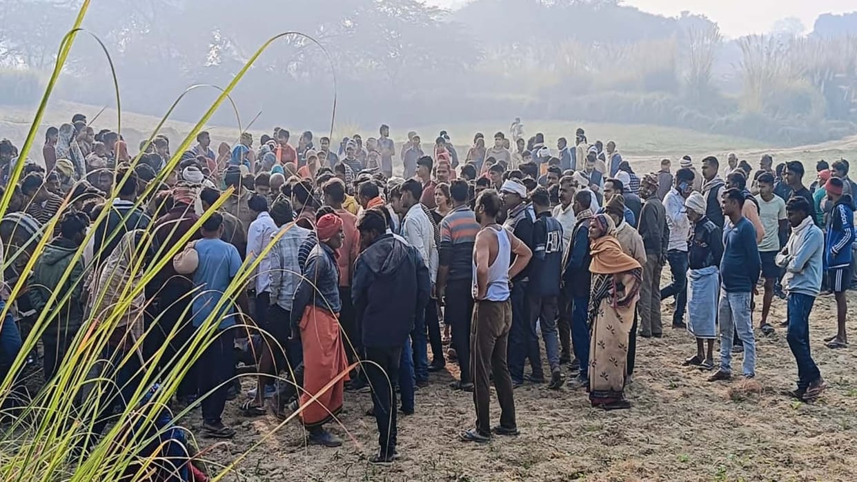 Fatehpur: Pradhan's husband dies a painful death after being crushed by an overturned tractor