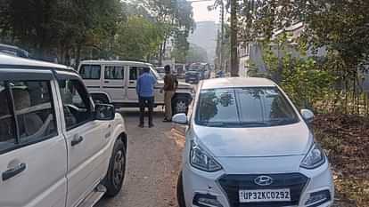 Police deployed outside house of Opposition Leader of Legislative Council and Legislative Assembly in lucknow