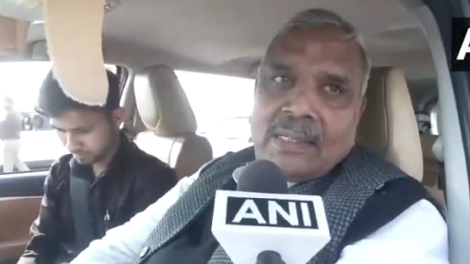 Sambhal Violence SP MP Harendra Singh Malik and Ziaur Rahman Barq stopped by police at Delhi-Ghaziabad border