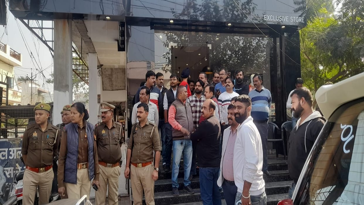 Traders angry over sealing of showroom protest against BDA