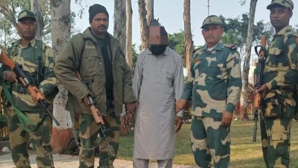 Pakistani citizen accidentally entered Indian border, BSF handed him over to Pak Rangers