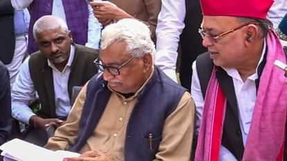 UP: संभल जाने से रोकने पर धरने पर बैठे कांग्रेस अध्यक्ष अजय राय, पुलिस उठाने का कर रही प्रयास; हंगामा जारी UP: Congress President Ajay Rai will leave for Sambhal today, the administration has imposed a ban on his arri