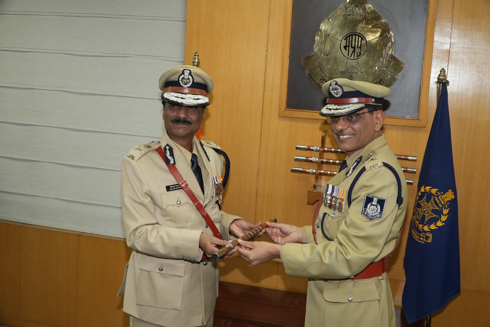 MP News: DGP Sudhir Saxena retired with the salute parade of daughter Sonakshi, baton handed over to Kailash M