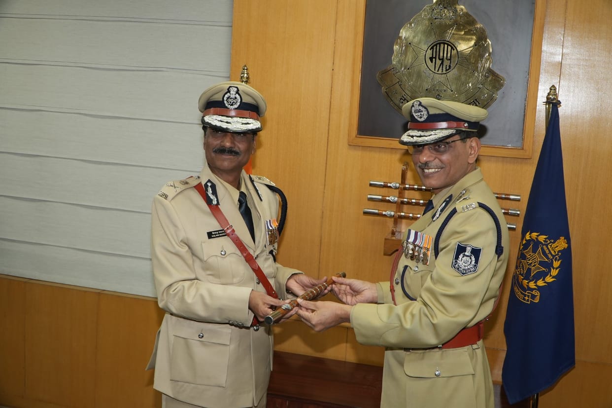 MP News: DGP Sudhir Saxena retired with the salute parade of daughter Sonakshi, baton handed over to Kailash M