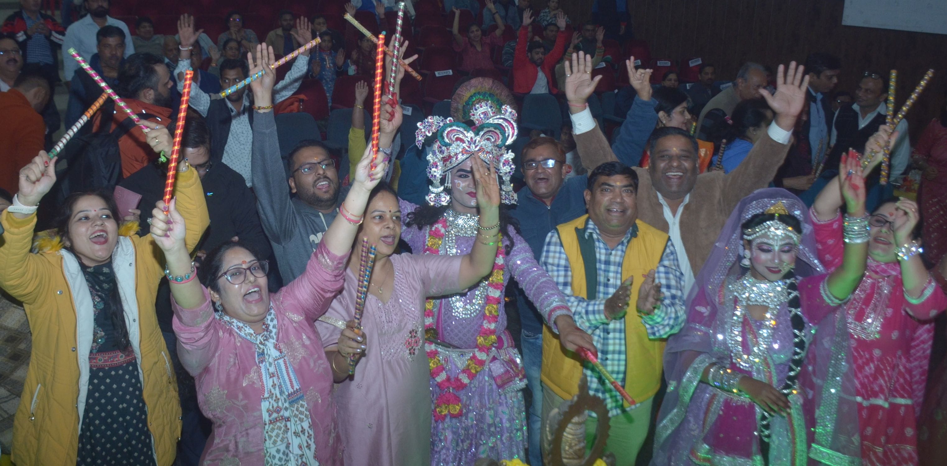 Sur Sandhya devotees danced Holi of flowers and Dandiya Raas created stir