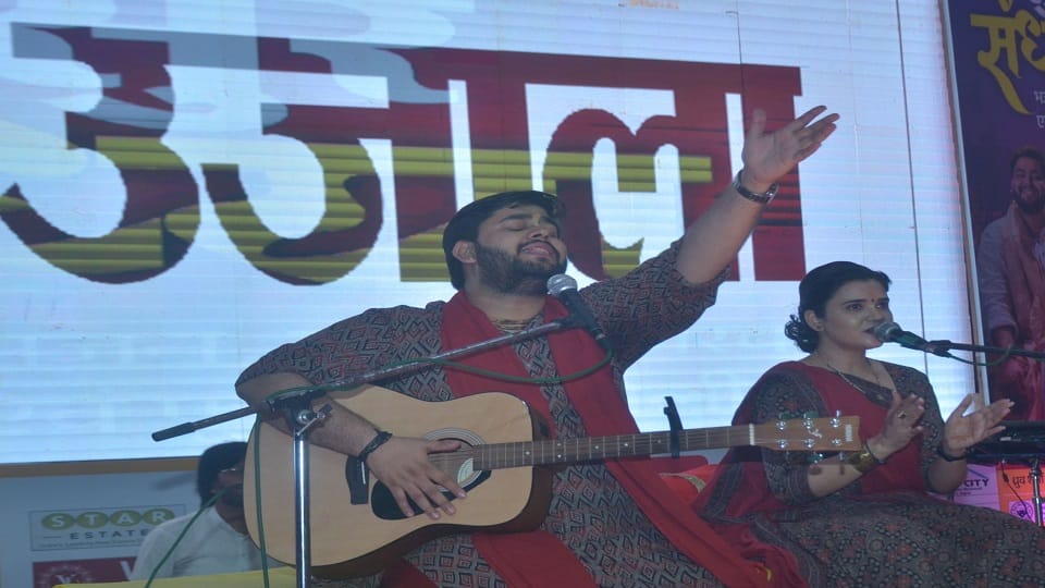 Sur Sandhya devotees danced Holi of flowers and Dandiya Raas created stir