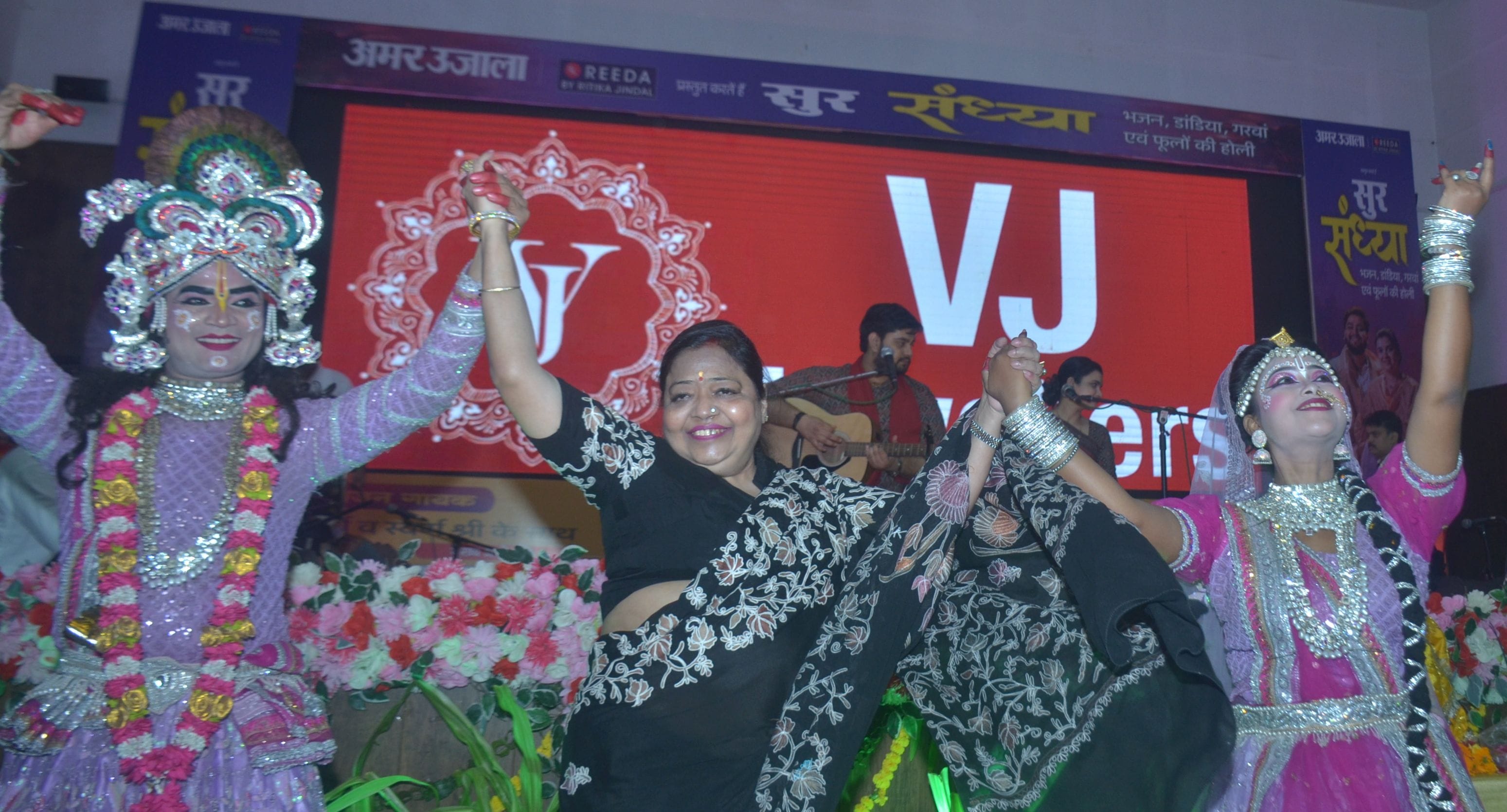 Sur Sandhya devotees danced Holi of flowers and Dandiya Raas created stir