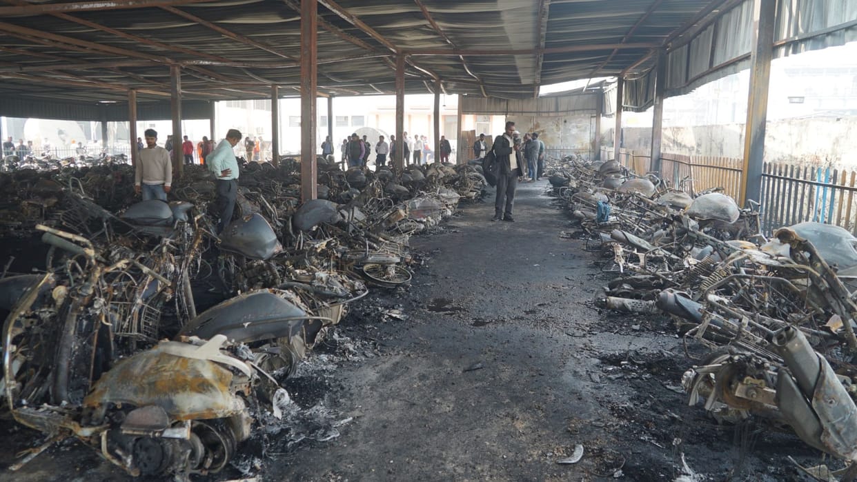 Painful story of fire incident in parking of Varanasi railway station