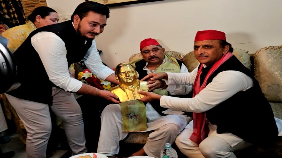 Zameer ullah khan had tears in his eyes after seeing Akhilesh yadav