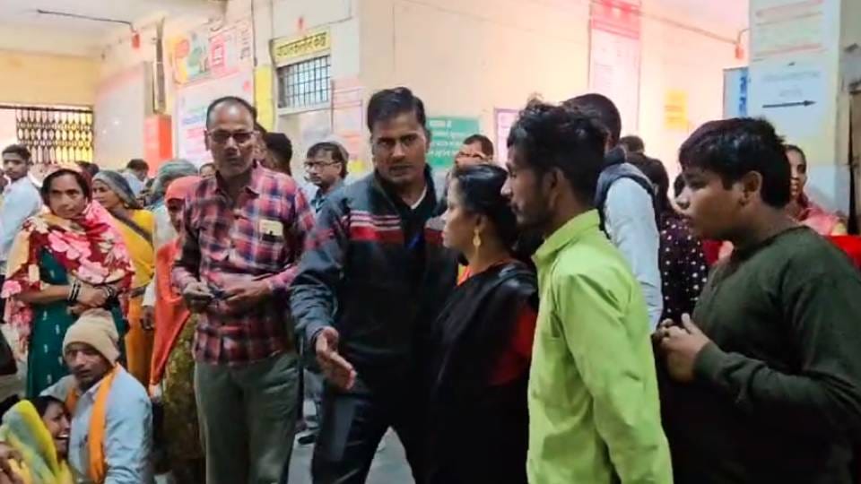 Five people died in road accident in Shravasti incident caused screaming and crying in houses