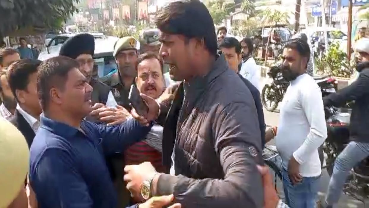Uproar and fighting after sealing of showroom in Bareilly