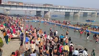 Gajraula News: On Amavasya, devotees earned virtue by taking a dip in the Ganga