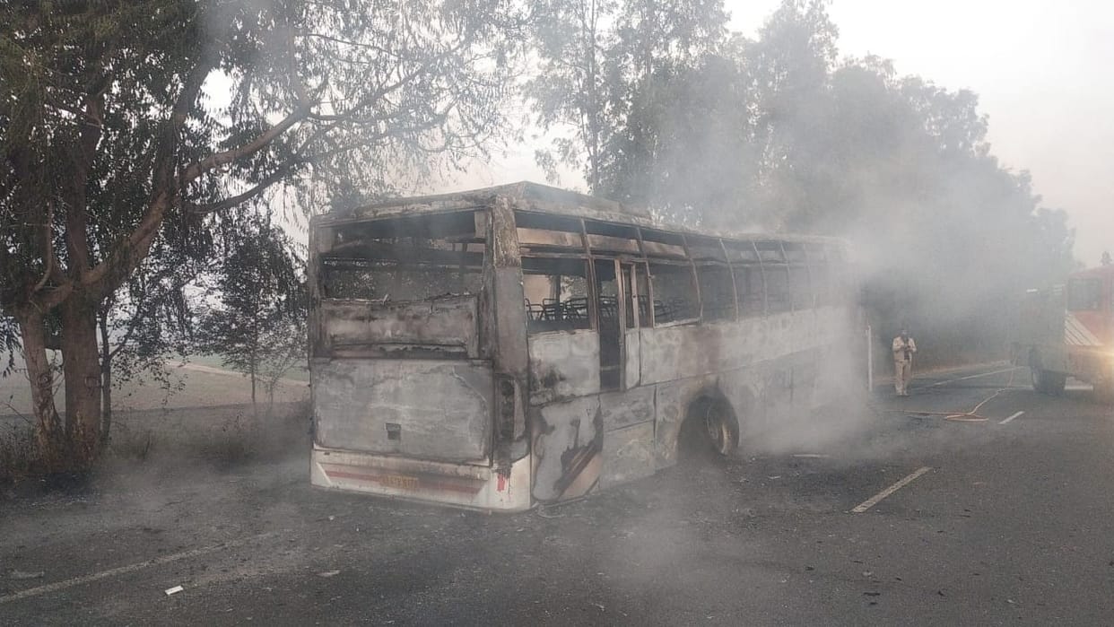 bus full of devotees caught fire in Fatehabad, major accident was averted due to driver's presence of mind