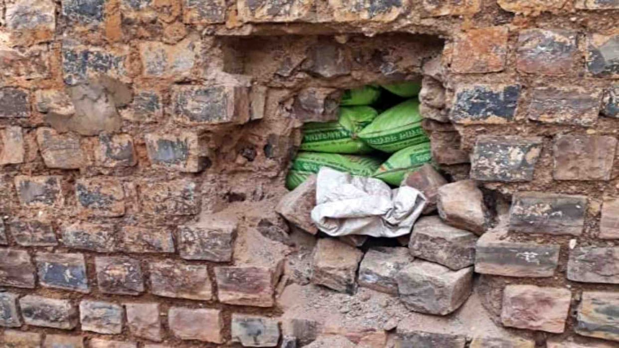 Satna News: Attempt to steal fertilizer by breaking into cooperative society