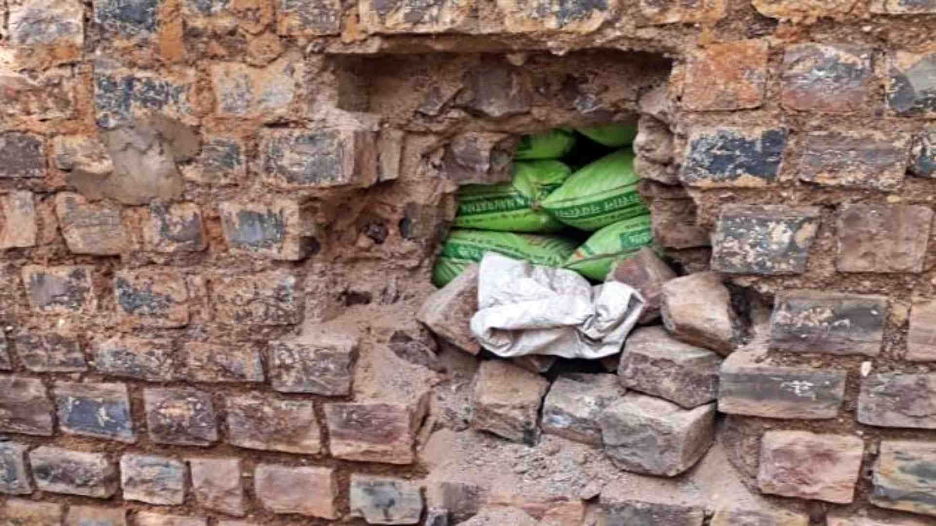 चोरों ने गोदाम की दीवार पर लगाई सेंध।