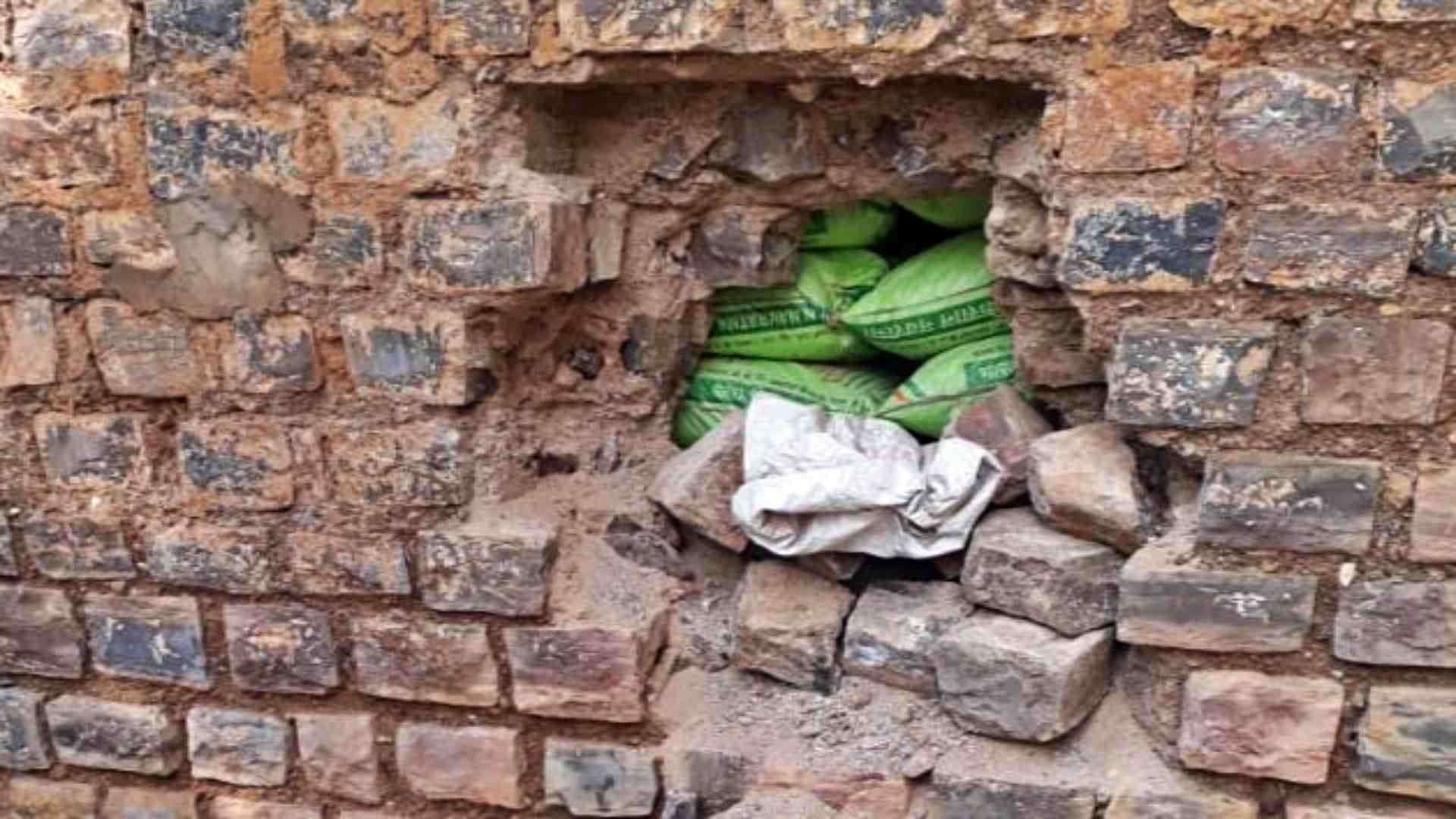 चोरों ने गोदाम की दीवार पर लगाई सेंध।