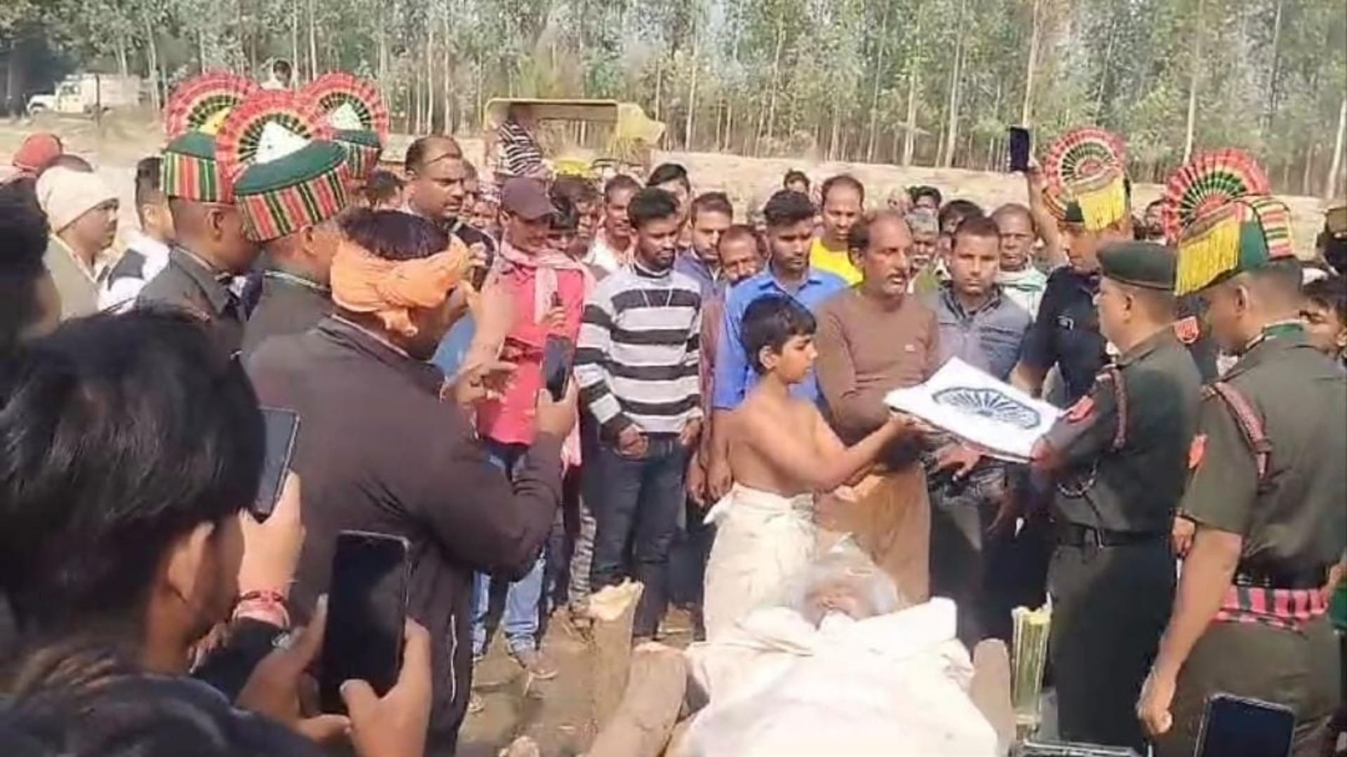 Chhapra News: Army soldier Santosh Singh died of heart attack, soldiers angry over absence of administration