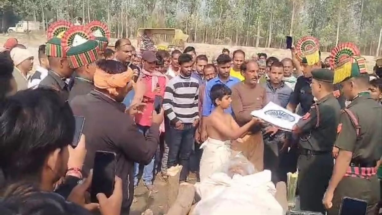 Chhapra News: Army soldier Santosh Singh died of heart attack, soldiers angry over absence of administration