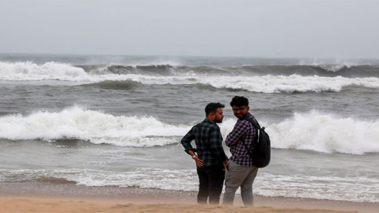 Uttar Pradesh: Westerly winds have slowed in the state, humidity may persist at night; Cyclone Ditwa moves to