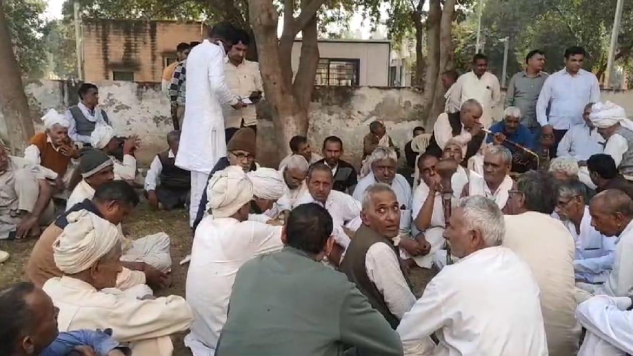 Phogat Khap-19 split into two groups in the Panchayat organised to elect a chief in Dadri