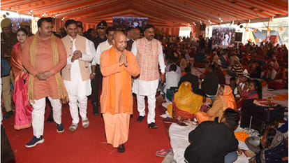 1209 couples got married in a mass marriage at Fertilizer in Gorakhpur, CM Yogi was present.