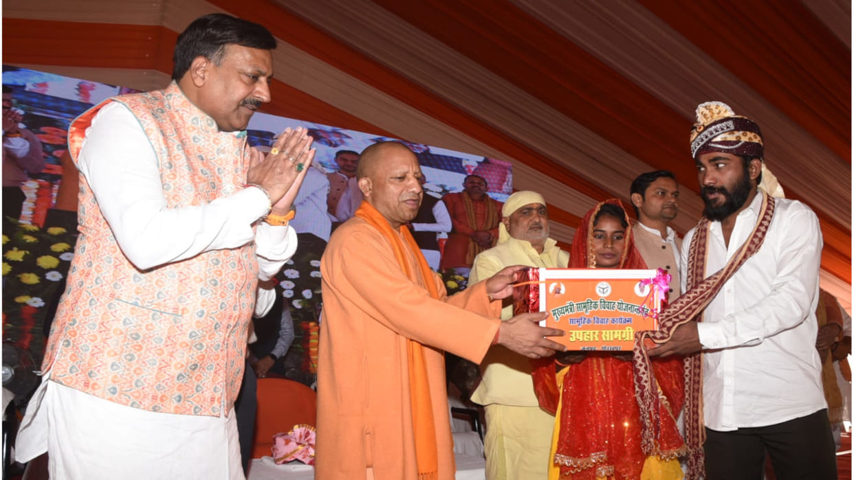 1209 couples got married in a mass marriage at Fertilizer in Gorakhpur, CM Yogi was present.