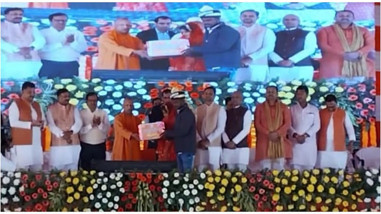 UP: सीएम योगी ने कहा- 'दहेज प्रथा पर कुठाराघात है सामूहिक विवाह योजना', 1209 ज़ोड़े बंधे विवाह के बंधन में