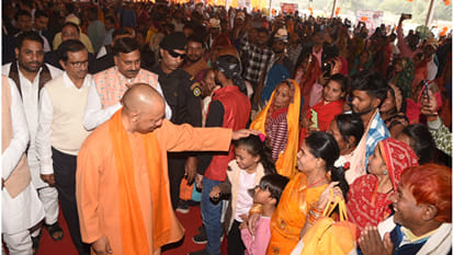 1209 couples got married in a mass marriage at Fertilizer in Gorakhpur, CM Yogi was present.