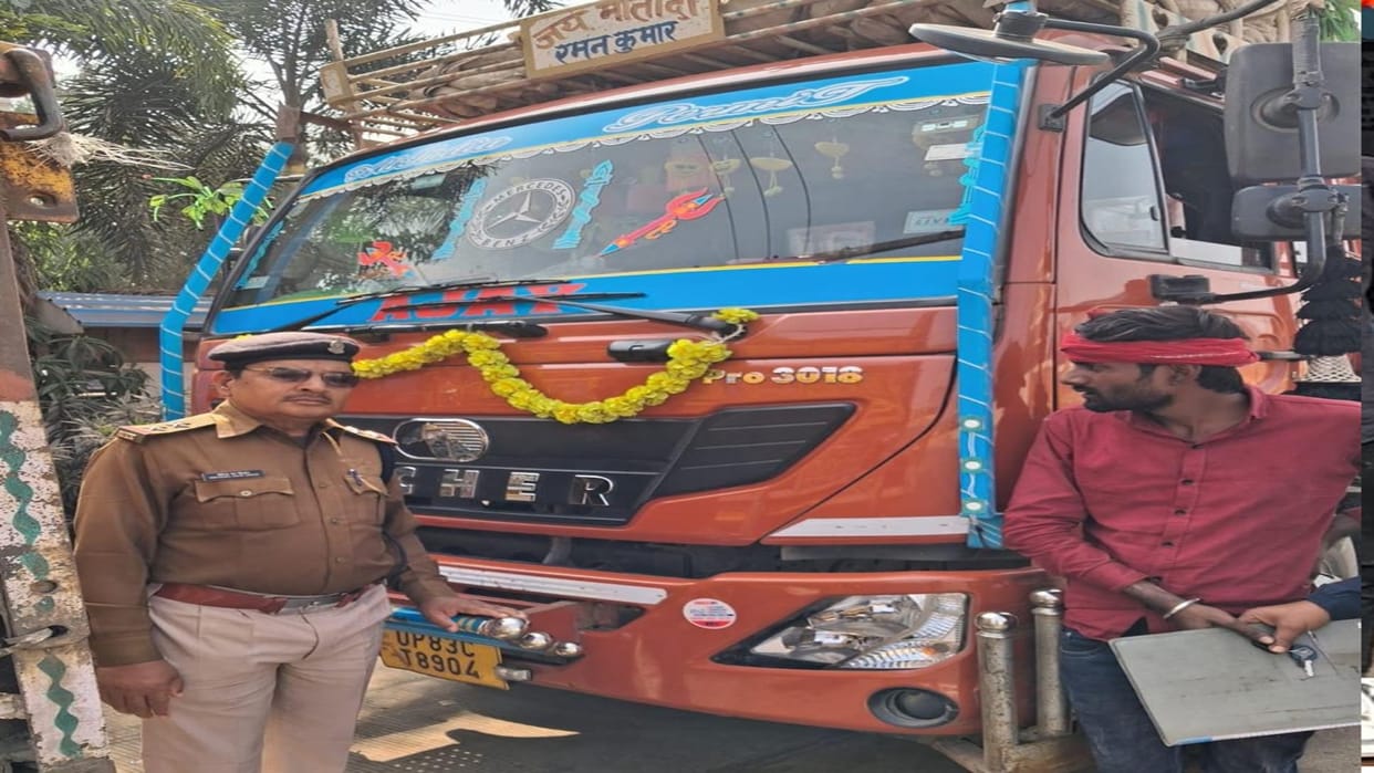 Traffic police took action against more than 100 heavy vehicles parked in no parking area in Raipur