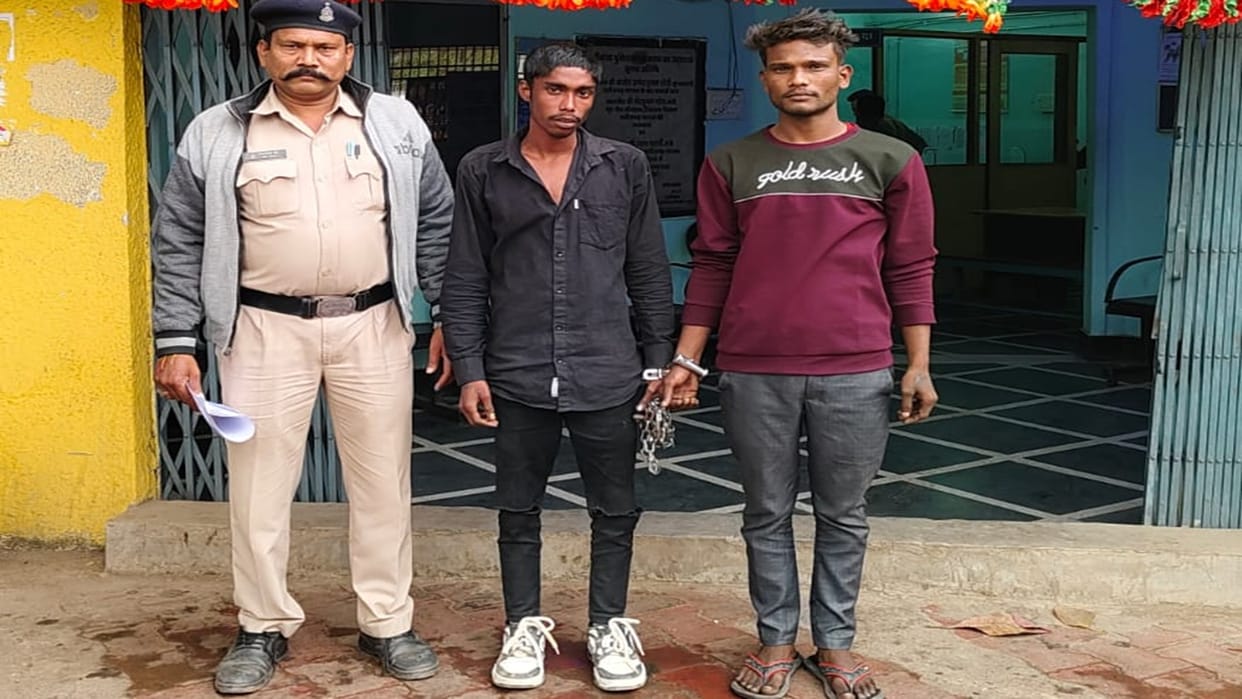 A man was worshiping in temple, miscreants fled after snatching the gold chain from his neck in Raipur