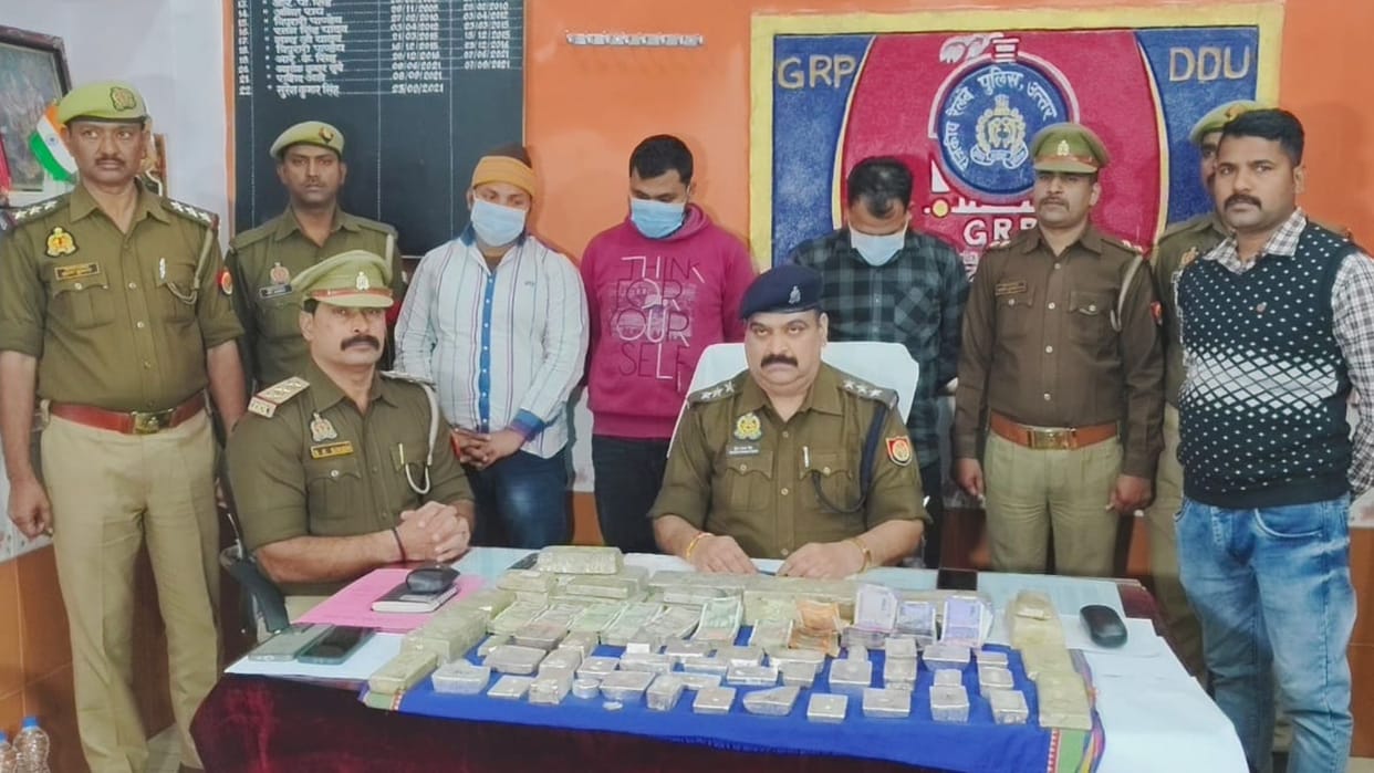 Chandauli News Three arrested with one quintal 13 kg silver GRP got success in chandauli