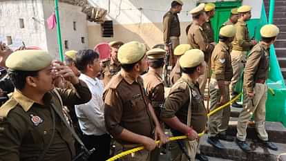 UP: संभल जाने से रोकने पर धरने पर बैठे कांग्रेस अध्यक्ष अजय राय, पुलिस उठाने का कर रही प्रयास; हंगामा जारी UP: Congress President Ajay Rai will leave for Sambhal today, the administration has imposed a ban on his arri