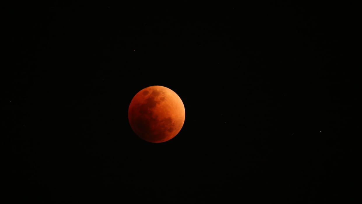 Blood Moon Lunar Eclipse 2025 Why Moon Turns Red During Chandra Grahan and Key Facts Explained in Hindi