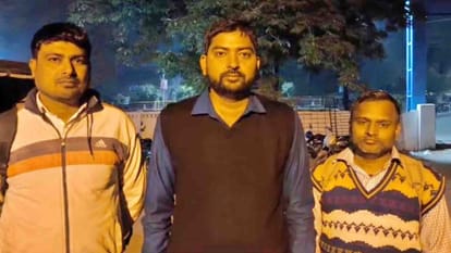 मामले की जानकारी देते पीड़ित सहायक विकास खण्ड प्रबंधक।