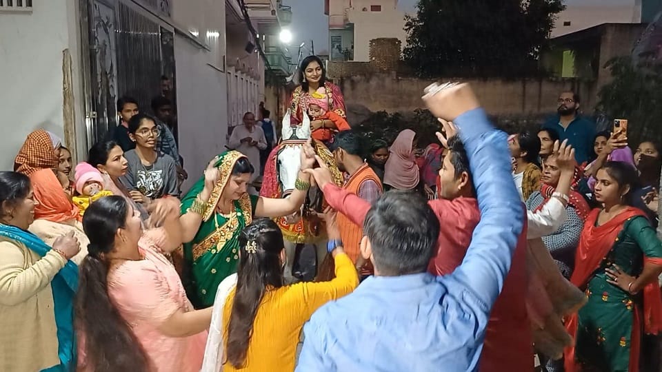 UP: Daughter's horse riding in Baghpat, danced a lot with relatives