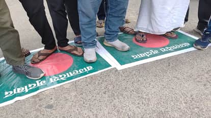 प्रदर्शन करते लोग