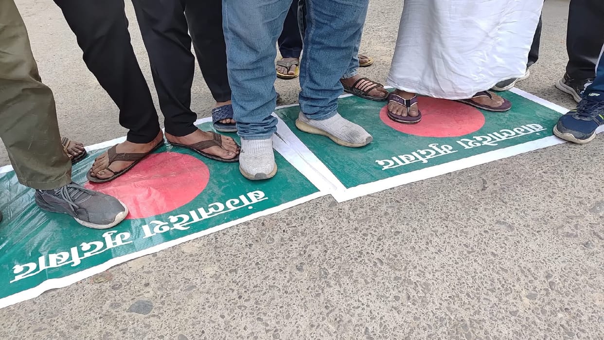 Hindu Mahasabha in Bareilly put Bangladeshi flags on the threshold of gates of major temples