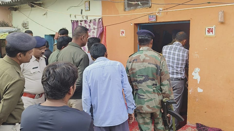 Wife kills drunken husband kills him with a hammer accused woman arrested in Durg