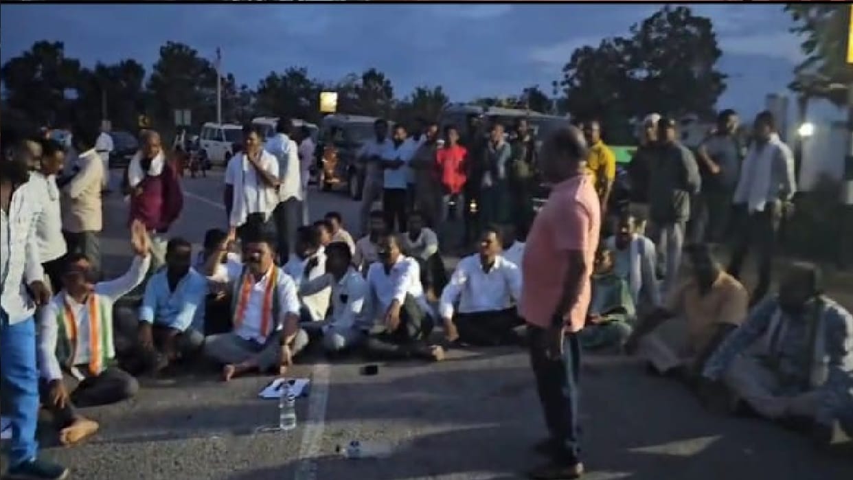 Congress worker blocked national highway in Tarlaguda