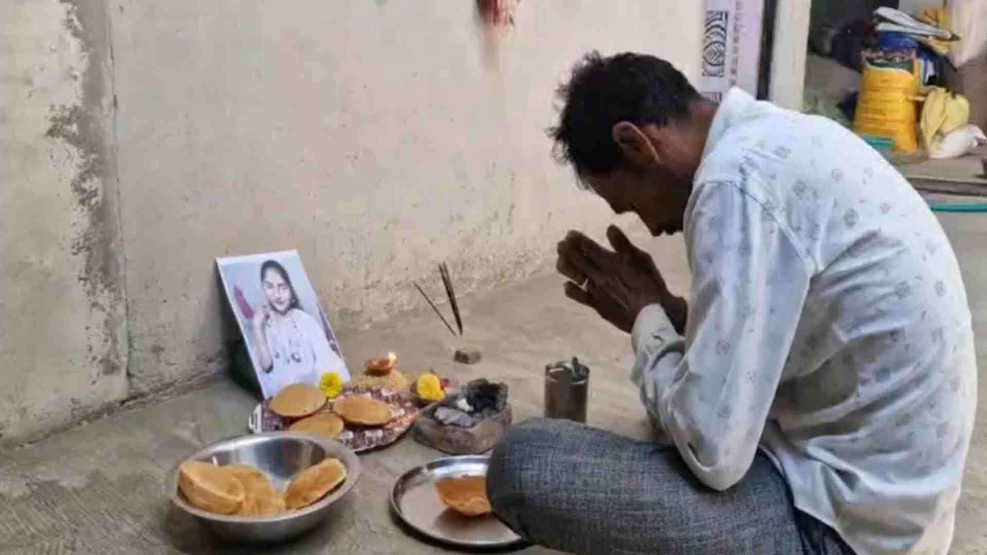 तेरहवीं का पूजन करते परिजन।