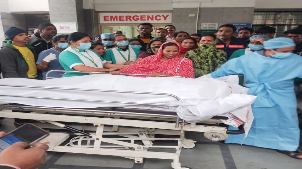 Contract worker dies after being hit by hot ash two injured one in critical condition in Raigarh