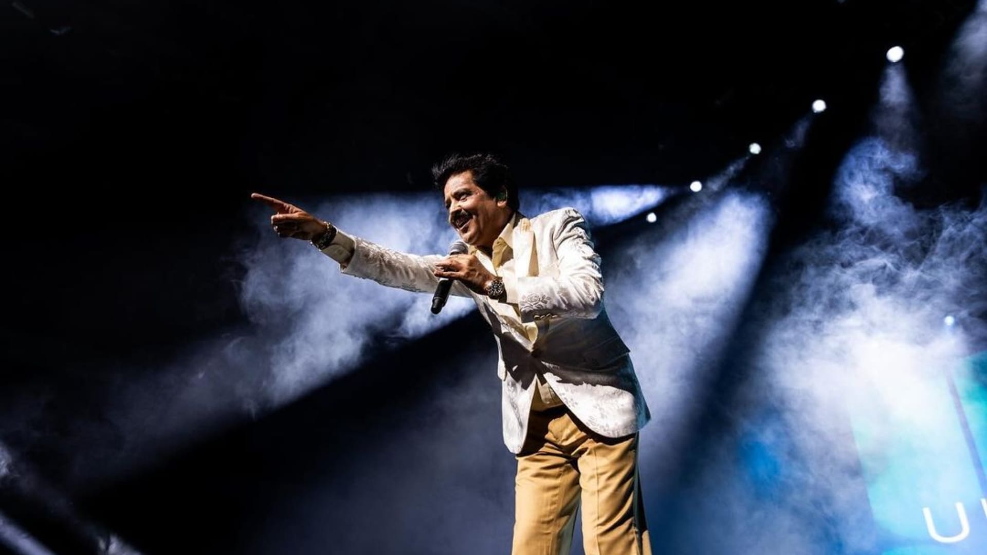 Udit Narayan Kisses Female Fans During Concert Social Media User Reacts with Anger