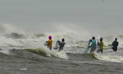 UP: Cyclonic storm Fengal along with fog affected flights and trains, the cyclone will also have an impact in