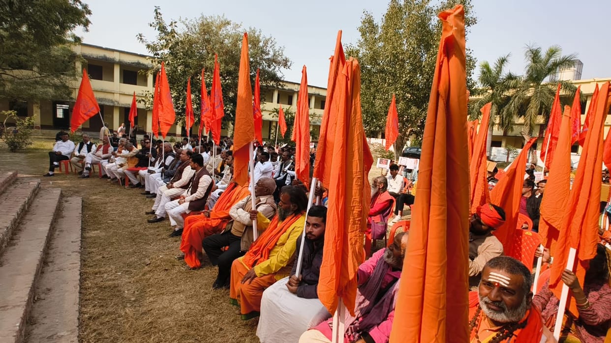 Amethi: People protest over atrocities on hindus in Bangladesh.