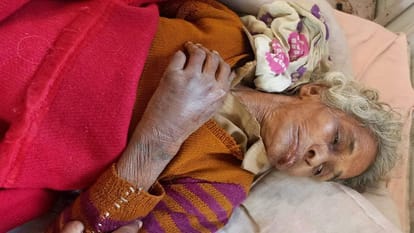 Incident in Saharanpur: A sharp weapon hit the head of a sleeping elderly person