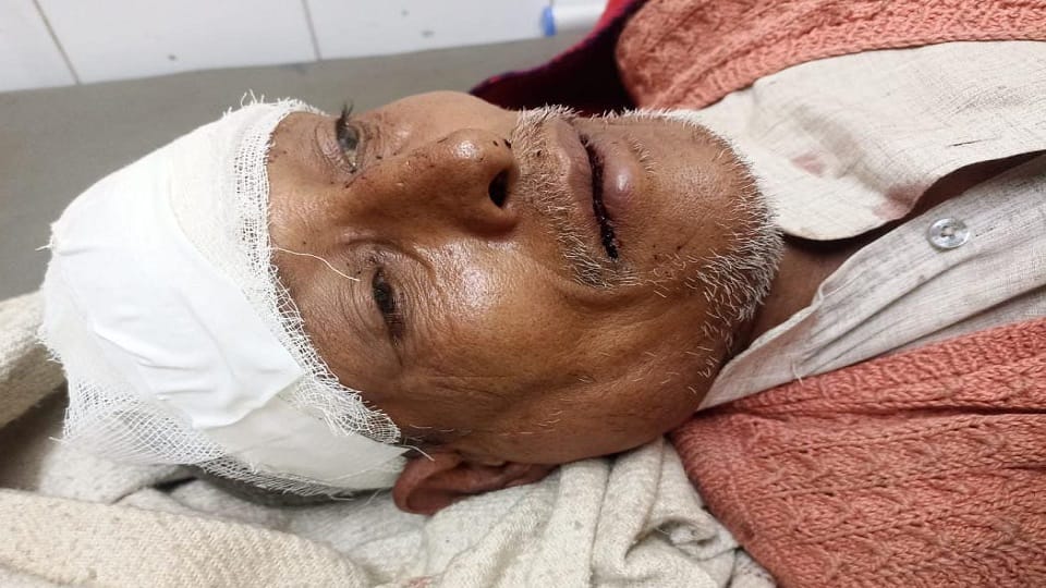 Incident in Saharanpur: A sharp weapon hit the head of a sleeping elderly person