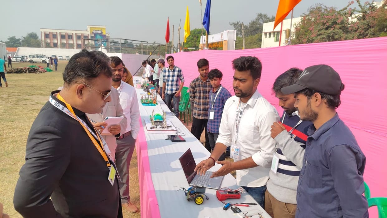 Bihar: Accident will not happen even if driver is sleepy or senseless students invented obstacle avoidance car