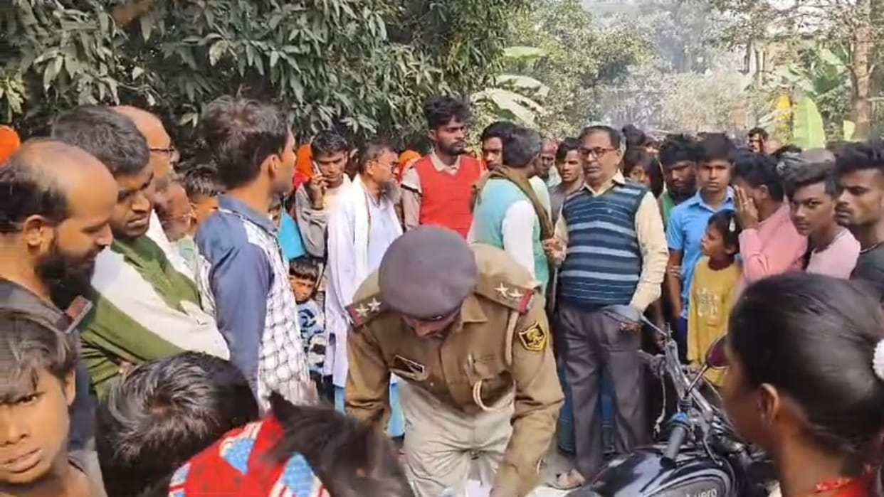 Bihar News: A teacher going to school in Vaishali was hit by vehicle died on spot uproar among family members