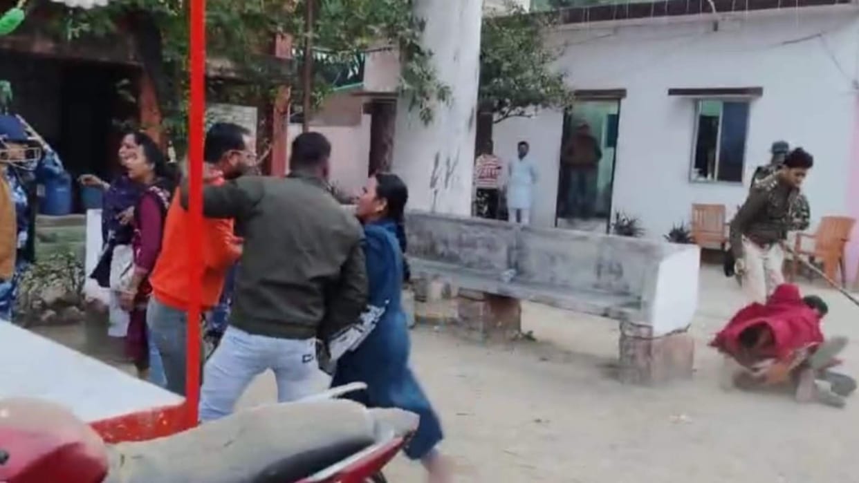 Bihar News : Bihar Police lathicharged Uproar in Gaya police station. Kingpin arrested